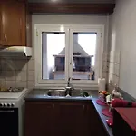 χαίρε, ξεΐνε, παρ' αμμι φιλησεαι * Tríkala