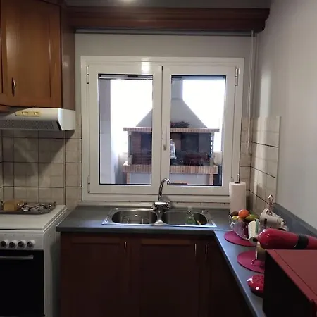 χαίρε, ξεΐνε, παρ' αμμι φιλησεαι * Tríkala