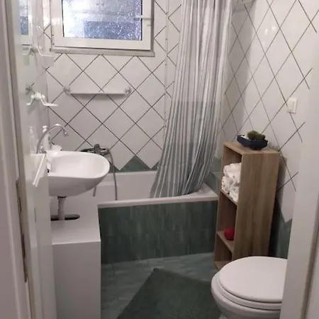 Appartement χαίρε, ξεΐνε, παρ' αμμι φιλησεαι *
