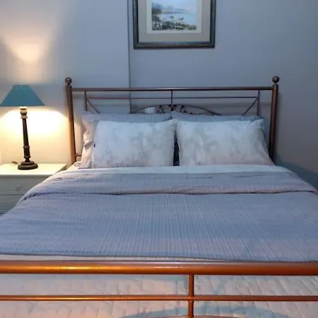 χαίρε, ξεΐνε, παρ' αμμι φιλησεαι