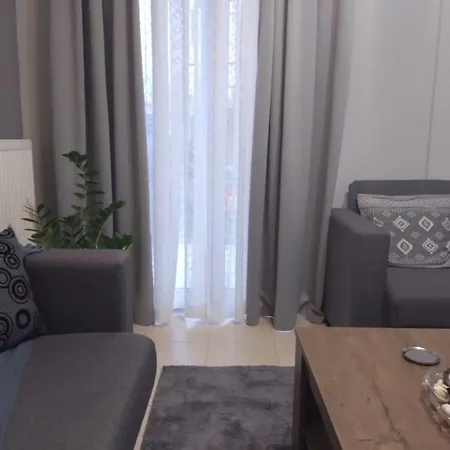 χαίρε, ξεΐνε, παρ' αμμι φιλησεαι * Tríkala