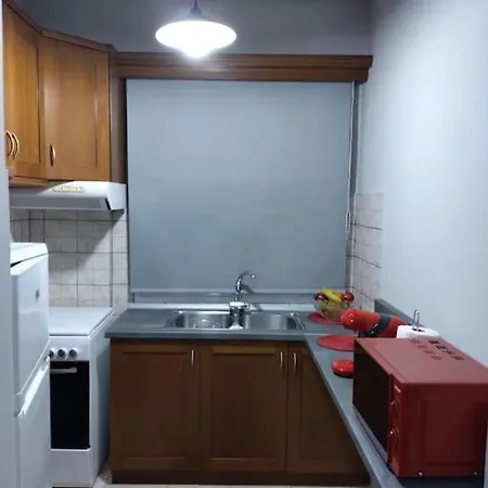 χαίρε, ξεΐνε, παρ' αμμι φιλησεαι *