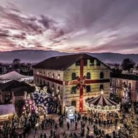 χαίρε, ξεΐνε, παρ' αμμι φιλησεαι Tríkala