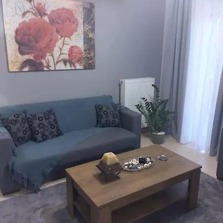 χαίρε, ξεΐνε, παρ' αμμι φιλησεαι * Tríkala