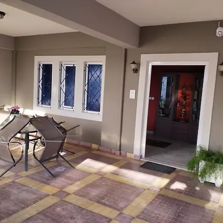 χαίρε, ξεΐνε, παρ' αμμι φιλησεαι *