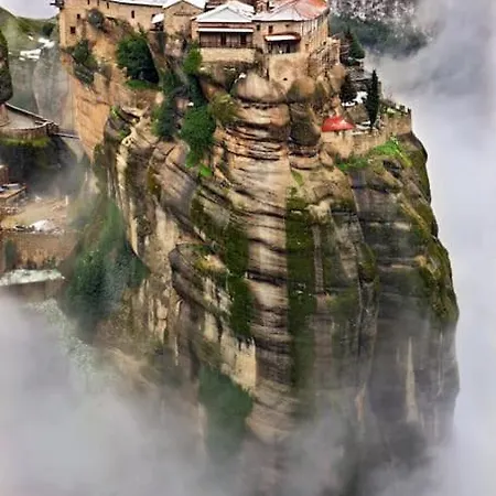 χαίρε, ξεΐνε, παρ' αμμι φιλησεαι