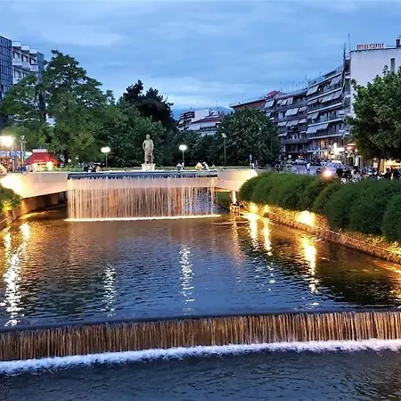 χαίρε, ξεΐνε, παρ' αμμι φιλησεαι 公寓 *