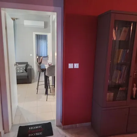 χαίρε, ξεΐνε, παρ' αμμι φιλησεαι *