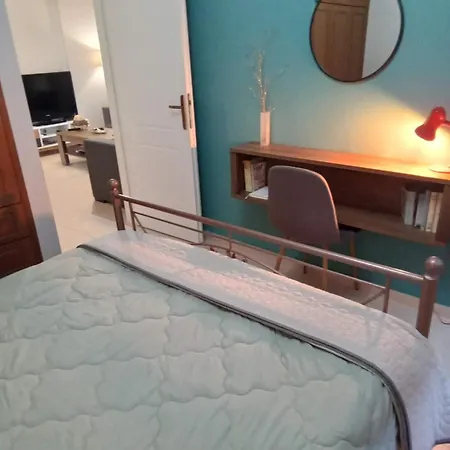 χαίρε, ξεΐνε, παρ' αμμι φιλησεαι * Tríkala