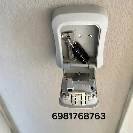 χαίρε, ξεΐνε, παρ' αμμι φιλησεαι