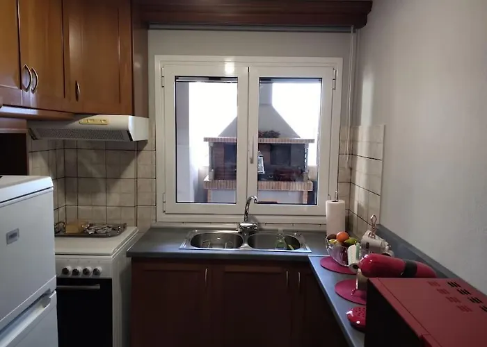 χαίρε, ξεΐνε, παρ' αμμι φιλησεαι * Tríkala