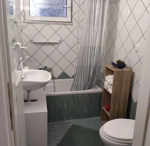 Daire χαίρε, ξεΐνε, παρ' αμμι φιλησεαι *