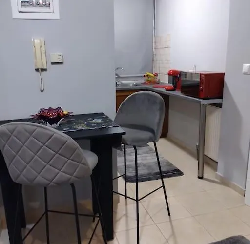 χαίρε, ξεΐνε, παρ' αμμι φιλησεαι Daire *