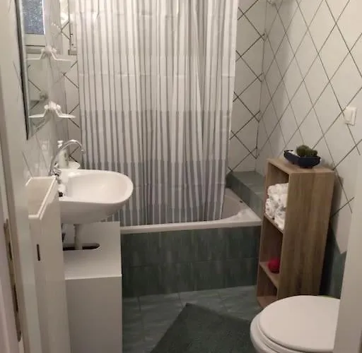 Daire χαίρε, ξεΐνε, παρ' αμμι φιλησεαι Tríkala