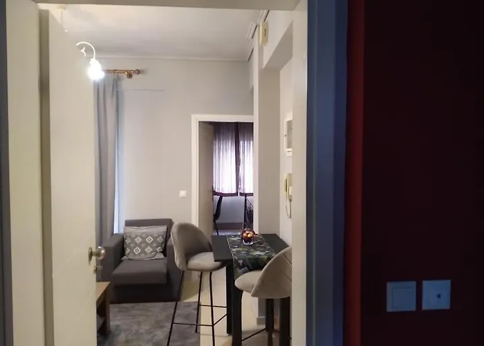 χαίρε, ξεΐνε, παρ' αμμι φιλησεαι Daire Tríkala