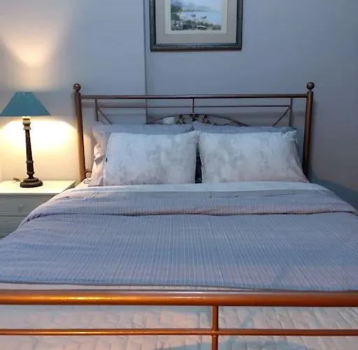 χαίρε, ξεΐνε, παρ' αμμι φιλησεαι