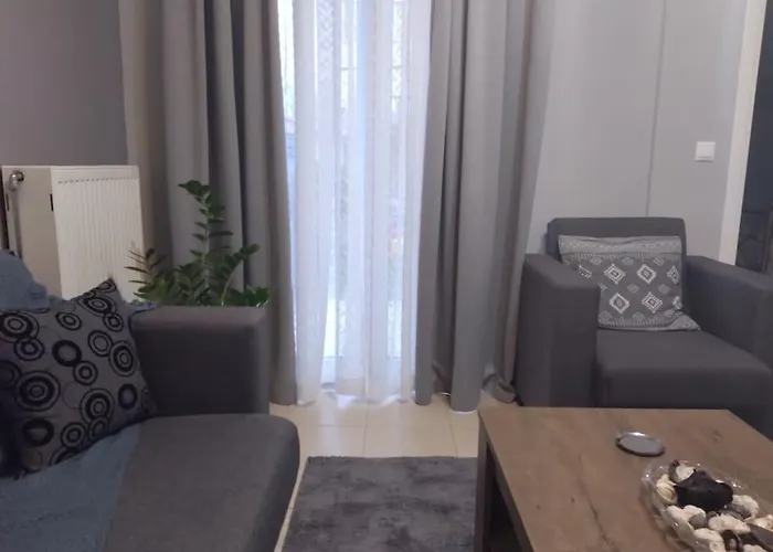 χαίρε, ξεΐνε, παρ' αμμι φιλησεαι * Tríkala