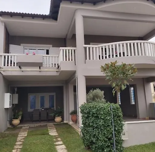 Daire χαίρε, ξεΐνε, παρ' αμμι φιλησεαι