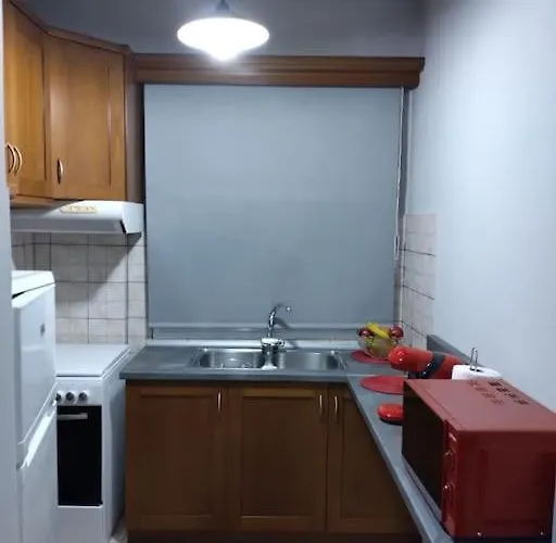 χαίρε, ξεΐνε, παρ' αμμι φιλησεαι *