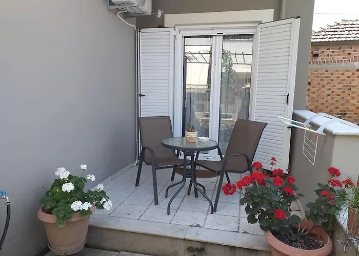 χαίρε, ξεΐνε, παρ' αμμι φιλησεαι Daire *