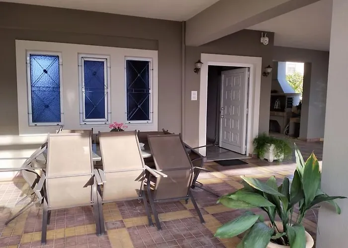 Daire χαίρε, ξεΐνε, παρ' αμμι φιλησεαι