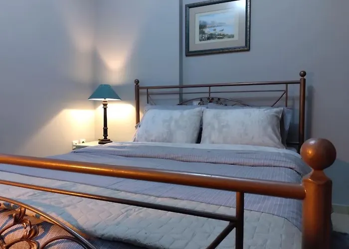 χαίρε, ξεΐνε, παρ' αμμι φιλησεαι Daire Tríkala