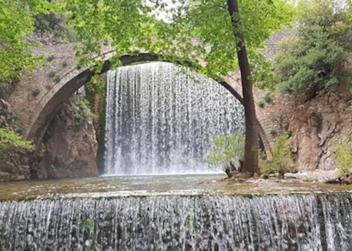 Daire χαίρε, ξεΐνε, παρ' αμμι φιλησεαι *