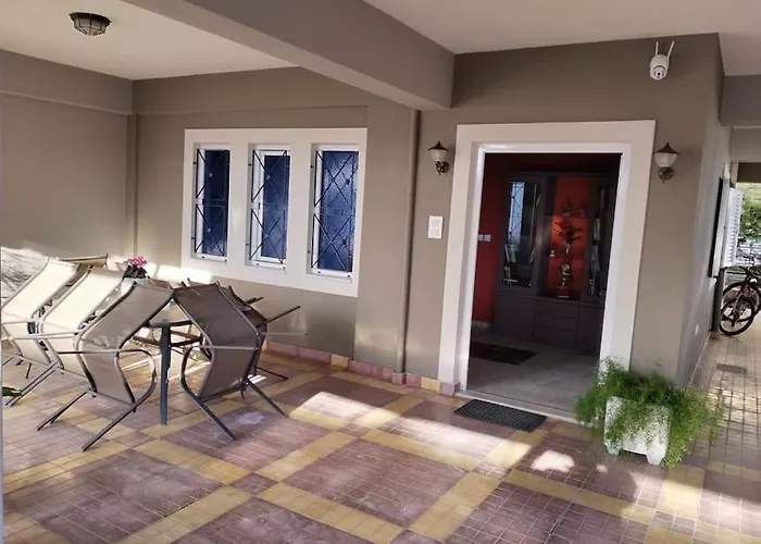 χαίρε, ξεΐνε, παρ' αμμι φιλησεαι *