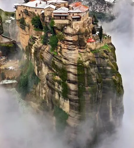 χαίρε, ξεΐνε, παρ' αμμι φιλησεαι