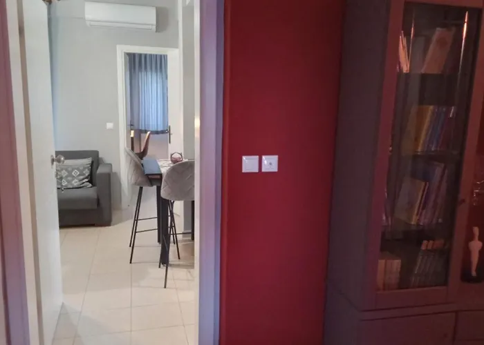 χαίρε, ξεΐνε, παρ' αμμι φιλησεαι *