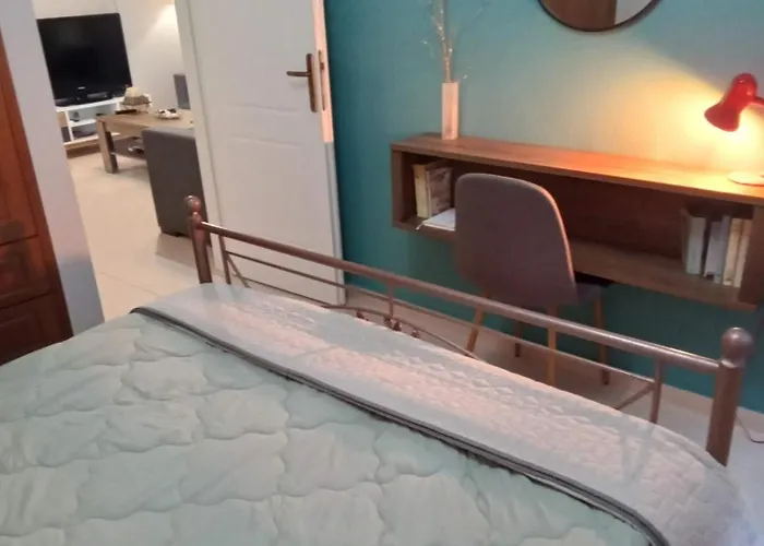 χαίρε, ξεΐνε, παρ' αμμι φιλησεαι * Tríkala