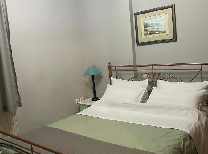 χαίρε, ξεΐνε, παρ' αμμι φιλησεαι Daire Tríkala